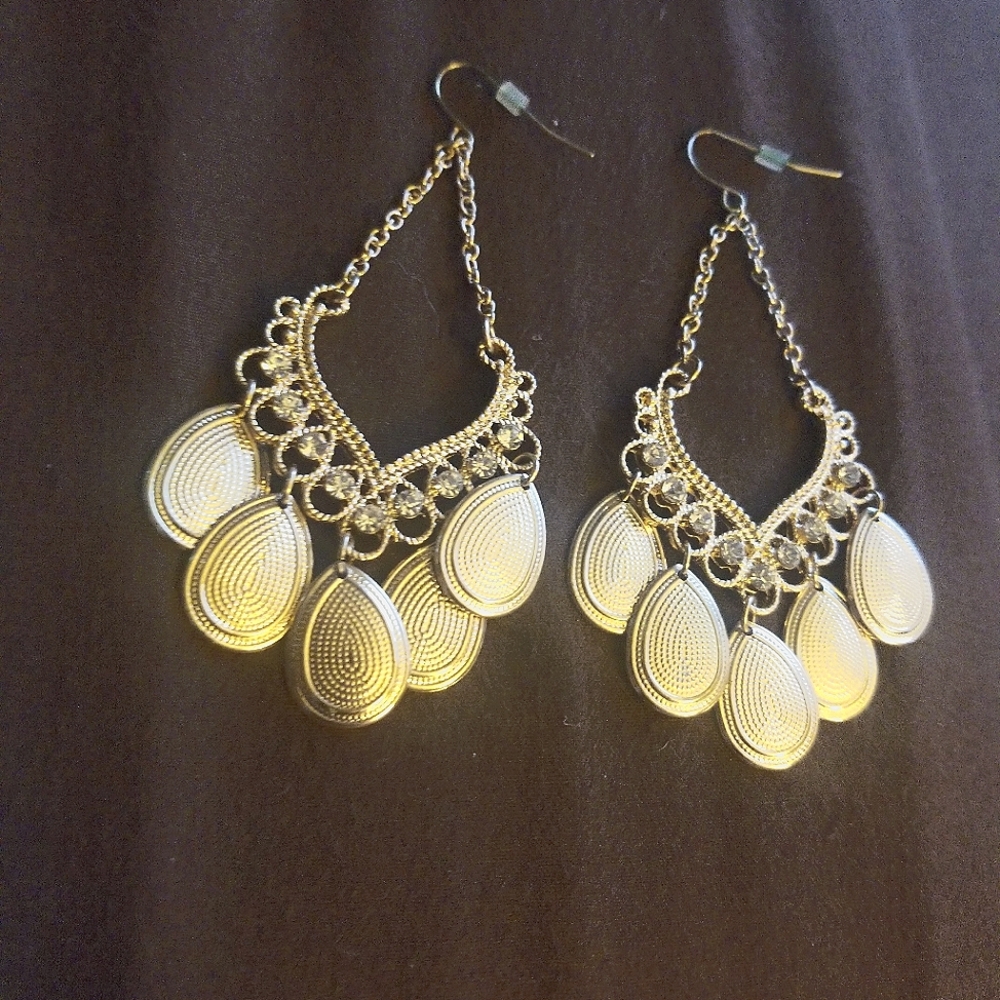 Hold chandelier earrings